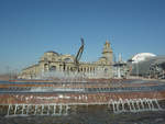Der Brunnen am Europaplatz mit dem Kiewer Bahnhof im Hintergrund.