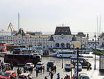 Blick auf den Hafen und den Bahnhof  von Wladiwostok am 23.
