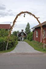 Huser am Sillansvgen in der Ortschaft Tllberg in Dalarna.