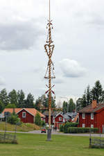 Ein Mittsommerbaum in Yttermo sdlich von Loksand (Dalarna/Schweden).