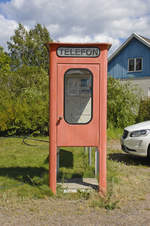 Eine alte schwedische Telefonzelle am Museumsbahnhof in Virserum.