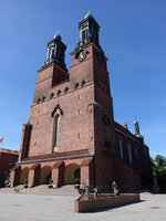 Eskilstuna, Klosters Kyrka, Backsteinkirche mit zweitrmiger Sdfassade von Otar Hkerberg, erbaut von 1925 bis 1929 (14.06.2016)