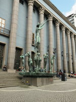 Die Orpheus-Gruppe (Orpheus-Brunnen) von Carl Milles vor dem Stockholmer Konzerthaus, gesehen am 19.