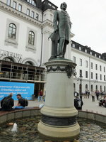 Vor der  Stockholm Central Station steht die Figur von Nils Ericson dem schwedischer Ingenieur.Er war Leitender Ingenieur der Eisenbahnbauten.