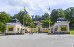 Hazeliusporten, der Haupteingang zum Skansen (schwedisch fr Die Schanze) in Stockholm.Skansen  ist ein Stockholmer Freilichtmuseum im Westteil der Halbinsel Djurgrden.