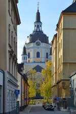 Unterwegs in der Mster Mikaels Gata mit Blick auf die evangelisch-lutherische Katarinakirche.