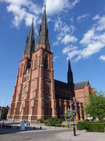 Uppsala, Dom, Baubeginn 1270, Chor und Querhaus erbaut bis 1330, Trme 1480, dreischiffige Backsteinbasilika mit Seitenkapellen, Westportal von 1431 (02.06.2018)