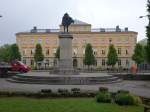 Karlstad, Residenz mit Statue von Herzog Karl, erbaut 1782, Statue geschaffen von Christian Erikson 1926 (18.06.2015)