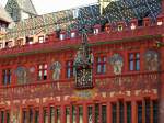 Basel, die Schmuckfassade des Rathauses, die Uhr stammt von 1511, Mai 2015