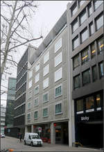 Moderne Architektur in Basel -    Ein Apartmenthaus aus den 1950iger Jahren wurde von Buchner Brndler zu einem Hotel umgebaut, Fertigstellung 2015.
