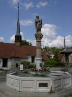 Fribourg, Johannesbrunnen am Platz Obere Matte und St.