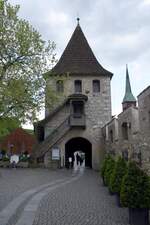 LAUFEN-UHWIESEN (Kanton Zrich), 12.05.2023, im Hof von Schloss Laufen