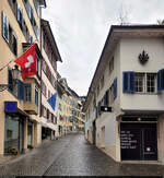 Fortunagasse in Zrich (CH), zum Nationalfeiertag beflaggt mit einer Fahne der Schweiz und des Kantons.