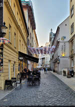 Bratislava (SK):  Die Nedbalova ulica wird von zahlreichen Regenschirmen berspannt.