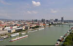 Bratislava (SK):  Die Aussichtsplattform des UFO-Turms lsst den Besucher weit ber die Dcher der Donau-Metropole blicken.