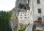 Am Ende eines Tales, in dem der Bach Lokva unter einer 123 Meter hohen Felswand versickert, wurde die Burg Predjama in einer auf halber Hhe der Felswand befindlichen groen Hhle