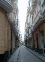 Eine der zahlreichen - sehr engen - Huserschluchten in der Altstadt von Cadiz.