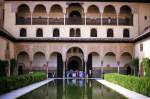 Garten- und Teichbereich der Stadtburg Alhambra in Granada.