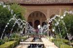 Wasserspiel im Patio de la Acequia von El Generalife auf Alhambra, Granada.