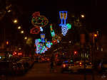 Nchtlicher Lichterschmuck auf der wohl prominentesten Flaniermeile Barcelonas La Rambla.