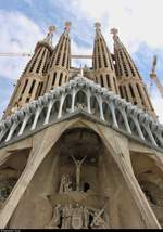 Schwer zu fotografieren ist die groe Sagrada Famlia in Barcelona (E), von dem spanischen Architekten Antoni Gaud entworfen und immer noch im Bau.