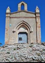 Blick auf die  Ermita de Sant Joan , ein religises Bauwerk im Montserrat-Gebirge (E) beim Sant Joan, whrend einer Wanderung.