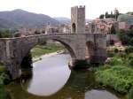 BESAL (Provincia de Girona), 11.06.2006, Pont de Besal, mittelalterliche Bogenbrcke mit Trmen