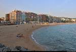 Blick auf den Strand der Stadt Lloret de Mar (E) am Mittelmeer (Costa Brava).