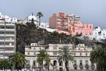 SANTA CRUZ DE LA PALMA (Provincia de Santa Cruz de Tenerife), 31.03.2016, Stadtbild mit Post im Vordergrund