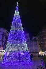 TALAVERA DE LA REINA (Kastilien-La Mancha/Provinz Toledo), 18.12.2021, Weihnachtsbeleuchtung an der Plaza del Reloj
