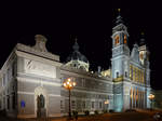 Die rmisch-katholische Almudena-Kathedrale in nchtlichen Madrid.