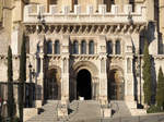 Das sdliche Eingangsportal der Almudena-Kathedrale in Madrid.