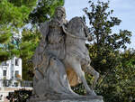 Eine allegorische Reiterskulptur in den Kniglichen Grten (Jardines de Sabatini) des Palacio Real im Zentrum von Madrid.