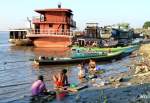 Myanmar - Mandalay - Waschtag am Ayeyarwaddy (Irawadi) -Fluss.