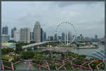 Am Riesenrad  Singapore Flyer  strmt der Singapore River in die Marina Bay.