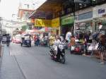 Bangkok 14.01.2011: Marktstrae gleich neben dem Baiyoke Tower.