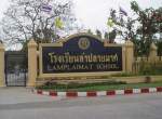Eine Schule, nach unserem Verstndnis, eine  weiterfhrende Schule , in der Kleinstadt von Lamplaimat im Nordosten Thailands am 08.02.2011