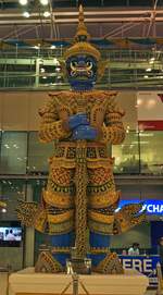 Yaksha- (Tempelwchter) Statue Tosakanth im Flughafengebude Bangkok Suvarnabhumi.