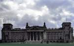 deutschland Centrale der 'politischen Elite'
Der Reichstag in Berlin. Das Geld f�r die Kuppel mu�te noch gesammelt werden!
Aufn.1982