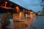 deutschland Holzbr�cke - Auch beleuchtet bietet die 200m lange Br�cke �ber den Rhein ein besonderes Schauspiel. 7.8.2006.