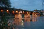 deutschland Holzbr�cke - Die Lichter der 400 Jahre alten Br�cke, nach Pl�nen des bekannten Br�ckenbaumeisters Blasius Baldischwiler, spiegeln sich im ruhigen Wasser des Rheins. 7.8.2006