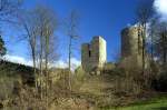 Mittlerer Erzgebirgskreis Die Burgruine Niederlauterstein im Tal der Schwarzen Pockau - Aufnahme vom April 2004. Die Burg wurde im 30j�hrigen Krieg zerst�rt und thront seither als Ruine �ber der Pockau im Tal.