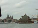 Die Sint Nicolaaskerk (Nikolaikirche) links im Bild.  ...