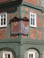 Landkreis Gorlitz Bemalte h�lzerne Sonnenuhr an einem Umgebindehaus in Ebersbach -  03.04.2005
