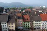bad-sackingen M�nsterplatz - Weit geht der Blick vom Fridolinsm�nster �ber die D�cher der Altstadt gen Westen. Die Berge im Hintergrund sind schon auf schweizer Seite. 23.9.2006
