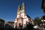 bad-sackingen Fridolinsm�nster - Nur mit einem Superweitwinkelobjektiv (12mm digital, 18mm bei Kleinbild) ist es m�glich, die gewaltige Kirche mit ihren beiden M�nstert�rmen ganz aufzunehmen. 6.10.2006