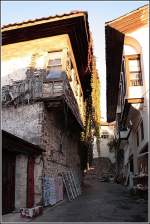 antalya Die Altstadt von Antalya wird schrittweise saniert, wie man an diesem Foto sehen kann. Rechts ein bereits saniertes Haus, beim linken steht die Sanierung noch aus. Aufnahmedatum: 09.11.2005