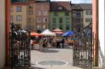 bad-sackingen M�nsterplatz - Blick auf den lebhaften Marktplatz durch die schmiedeeisernen Eingangspforten vom Fridolinsm�nster. 30.9.2006