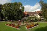 bad-sackingen Schlo�park - Der wundersch�ne Park l�dt zum Verweilen ein und bietet viele interessante Ausblicke. Hier z.B. auf den Trompeter und das Hotel Kater Hiddigeigei, ja hei�t wirklich so. 27.8.2006