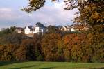 Mittlerer Erzgebirgskreis Auf einem Gneis-Felsen hoch �ber der Zschopau thront Schloss Wolkenstein und der gleichnamige Ort. Die Schlossanlage entstand im 14. und 16. Jahrhundert. Wolkenstein war einst Ausgangspunkt der Pressnitztalbahn nach J�hstadt, welche heute erst ab Steinbach beginnt. Die Aufnahme entstand im Oktober 2004.